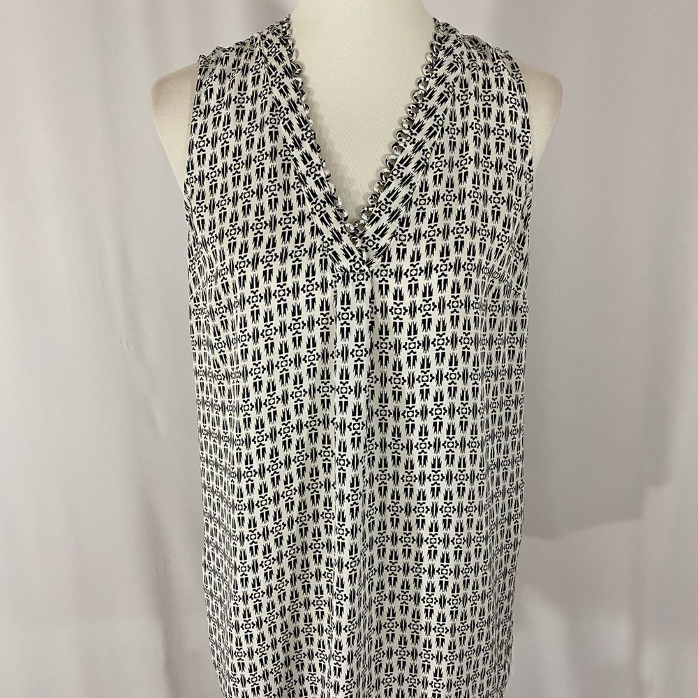 DR2 V Neck Black and White Sleeveless Top